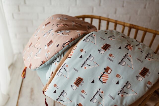 Śpiworek do żłobka dla chłopca w samochodziki niebieski