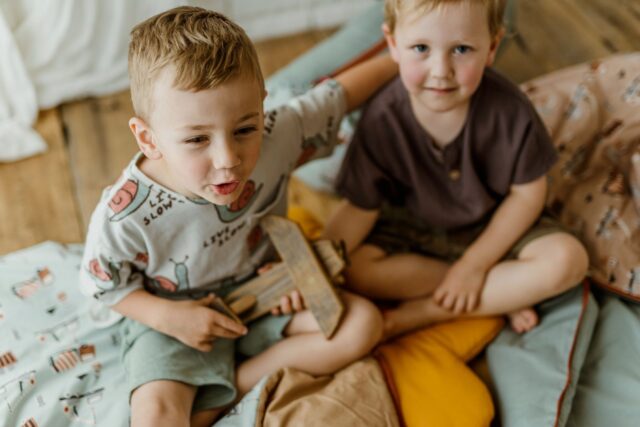 Śpiworek do żłobka dla chłopca w samochodziki niebieski