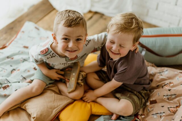 Śpiworek do żłobka dla chłopca w samochodziki niebieski