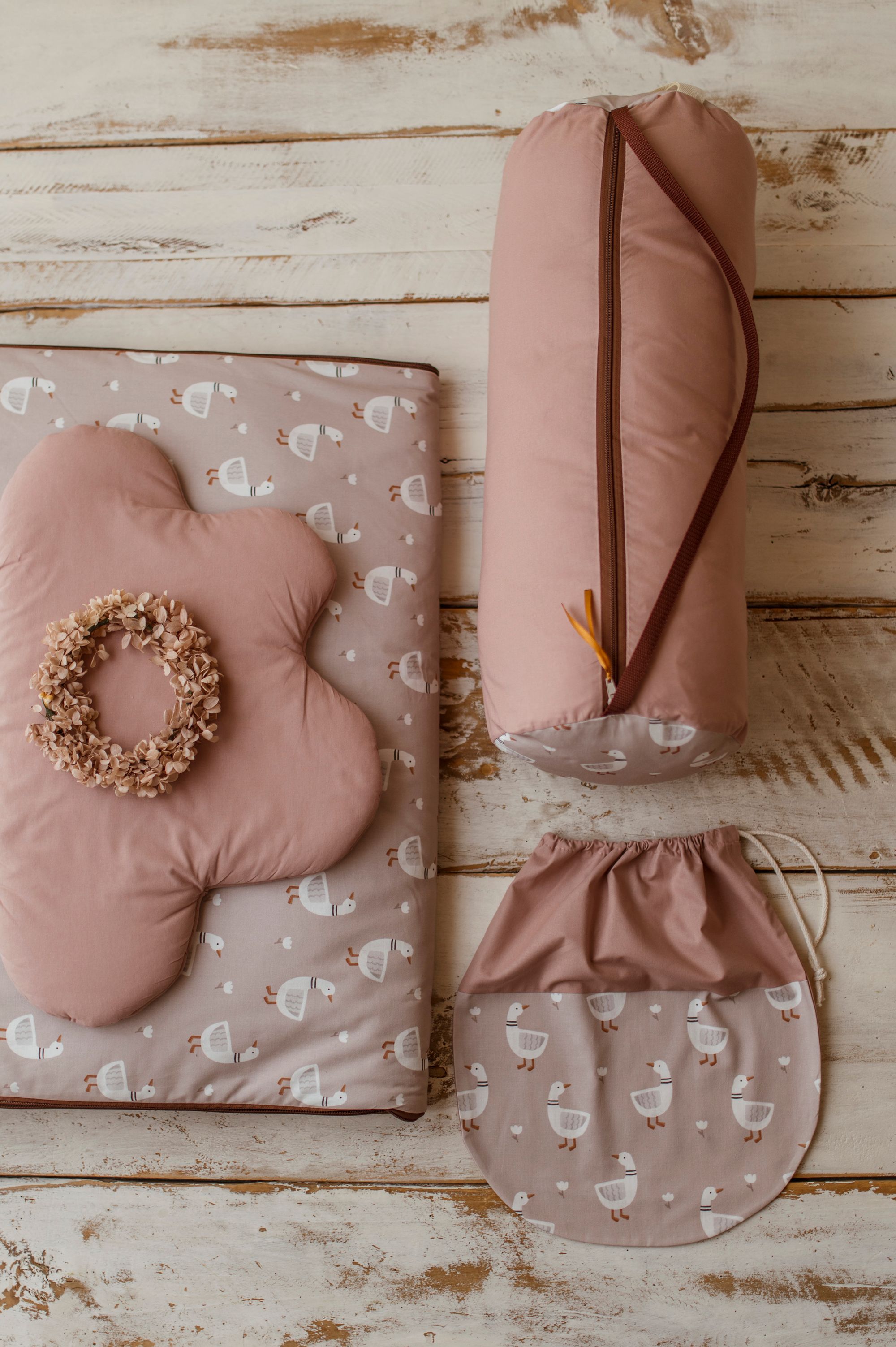 Śpiworek z poduszką do przedszkola 140×75cm gąski