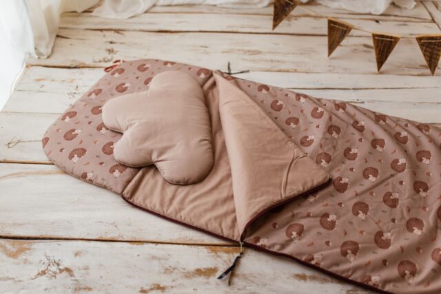 Śpiworek z poduszką i workiem dla dziecka 6-10lat jeżyki