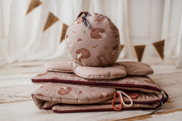 Śpiworek z poduszką i workiem dla dziecka 6-10lat jeżyki