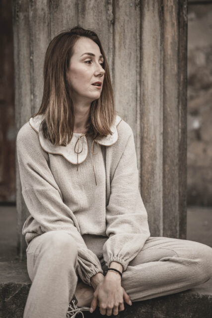 Spodnie damskie lniane joggersy basic dresowe szara glina