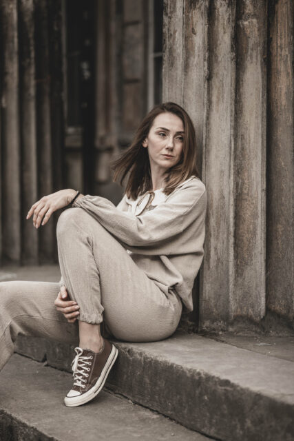 Spodnie damskie lniane joggersy basic dresowe szara glina