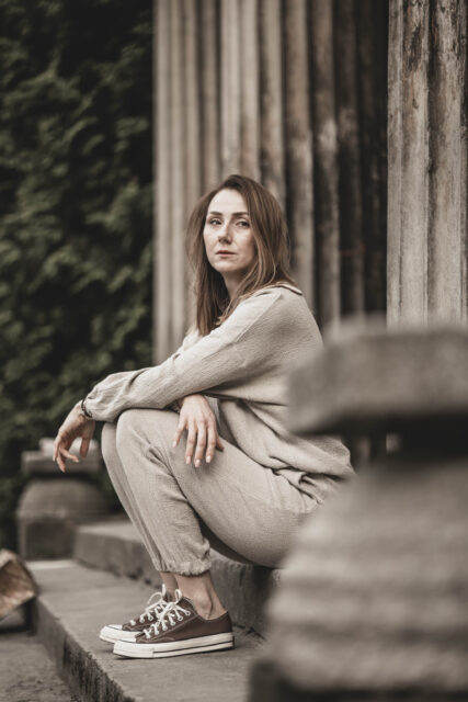 Spodnie damskie lniane joggersy basic dresowe szara glina