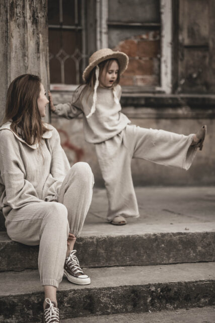 Spodnie damskie lniane joggersy basic dresowe szara glina