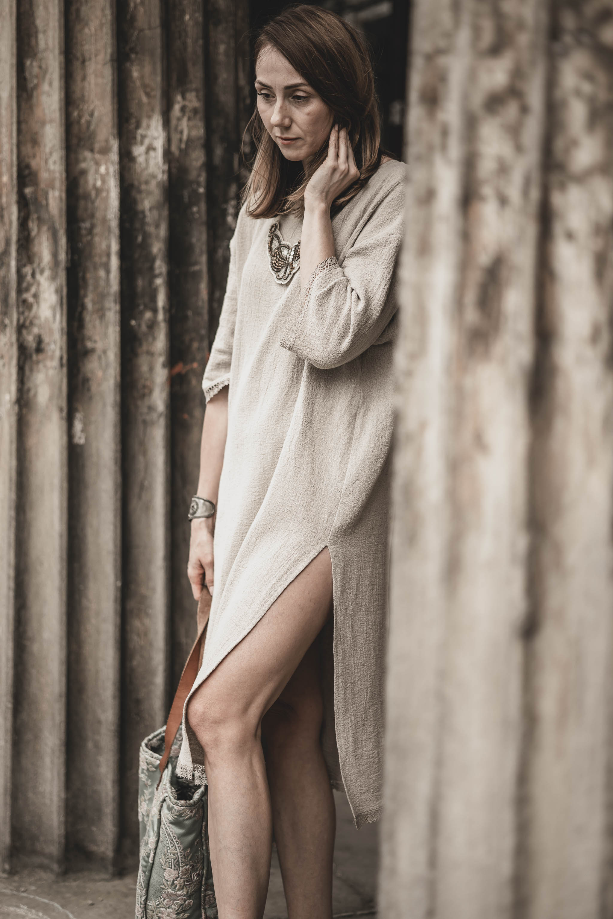 Sukienka lniana midi z rozcięciem z koronką lekka damska