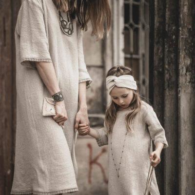 Sukienka lniana dla dziewczynki z koronką w stylu boho
