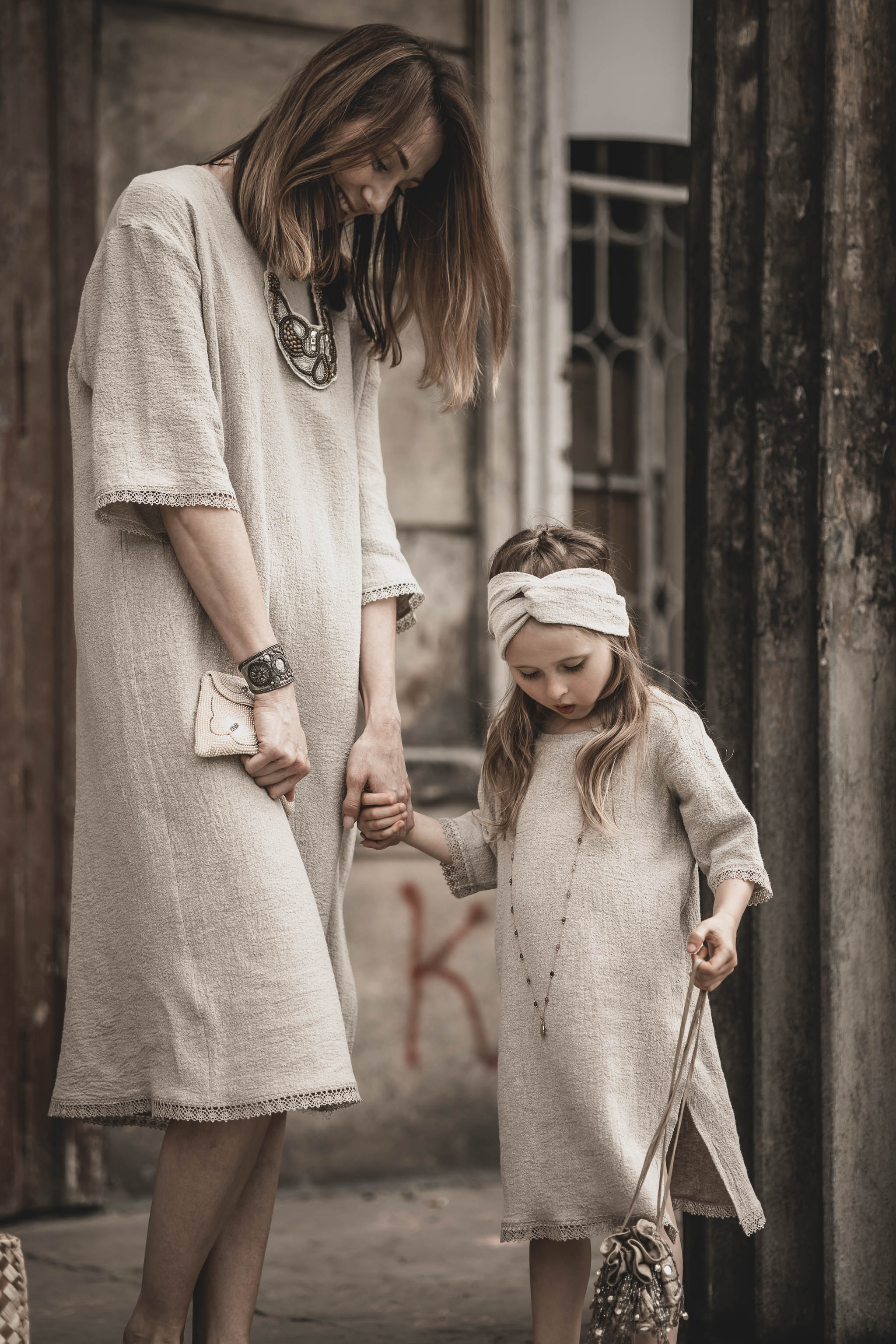 Sukienka lniana dla dziewczynki z koronką w stylu boho