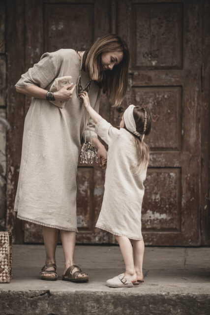 Sukienka lniana dla dziewczynki z koronką w stylu boho