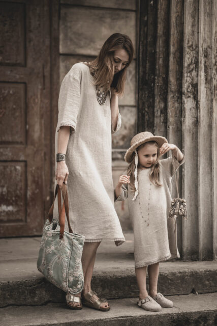 Sukienka lniana dla dziewczynki z koronką w stylu boho