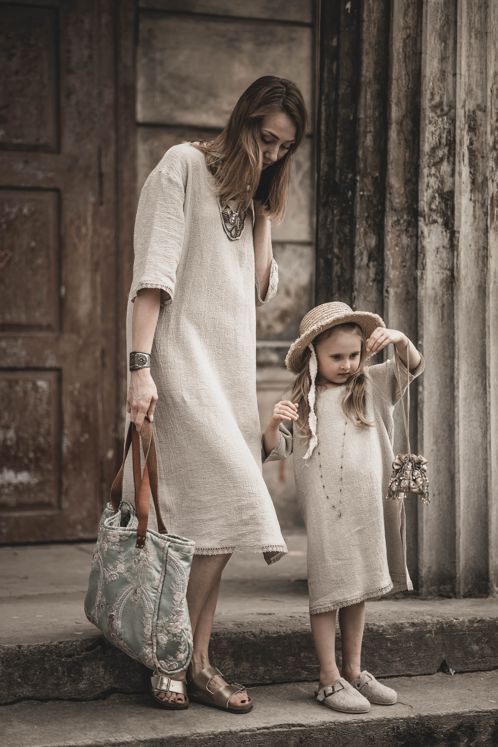 Sukienka lniana dla dziewczynki z koronką w stylu boho