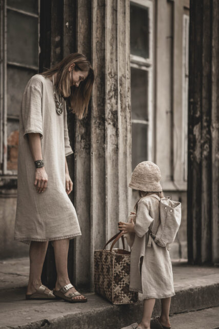 Sukienka lniana dla dziewczynki z koronką w stylu boho