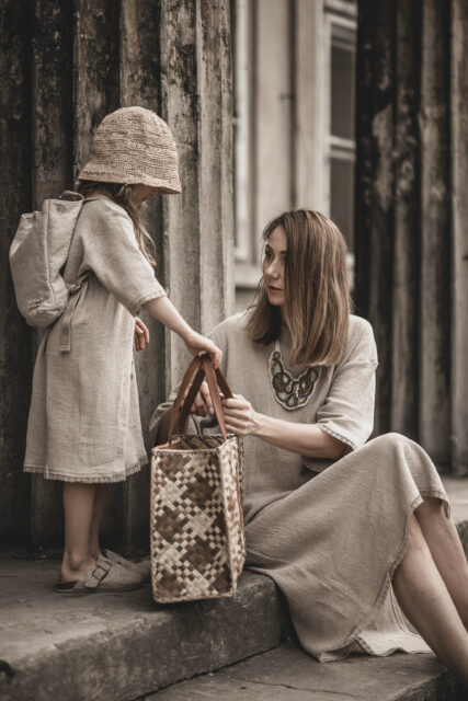 Sukienka lniana dla dziewczynki z koronką w stylu boho
