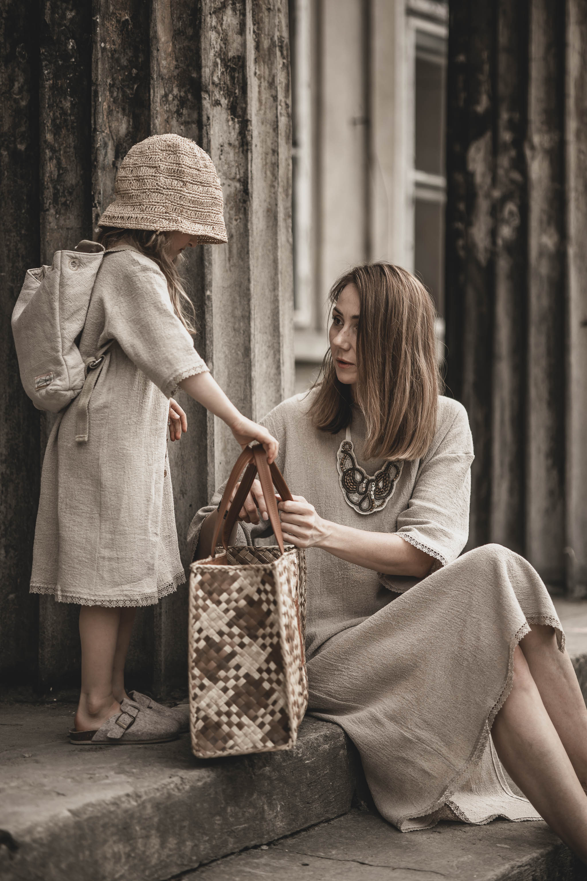 Sukienka lniana dla dziewczynki z koronką w stylu boho