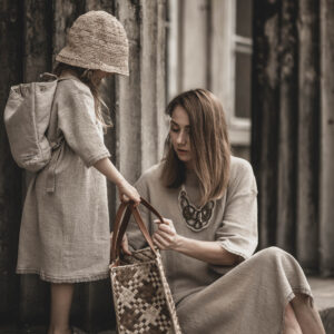 Sukienka lniana dla dziewczynki z koronką w stylu boho