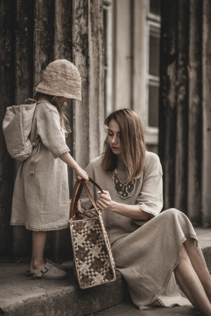 Sukienka lniana dla dziewczynki z koronką w stylu boho