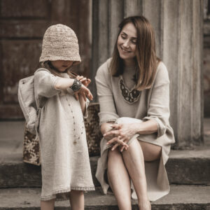 Sukienka lniana dla dziewczynki z koronką w stylu boho