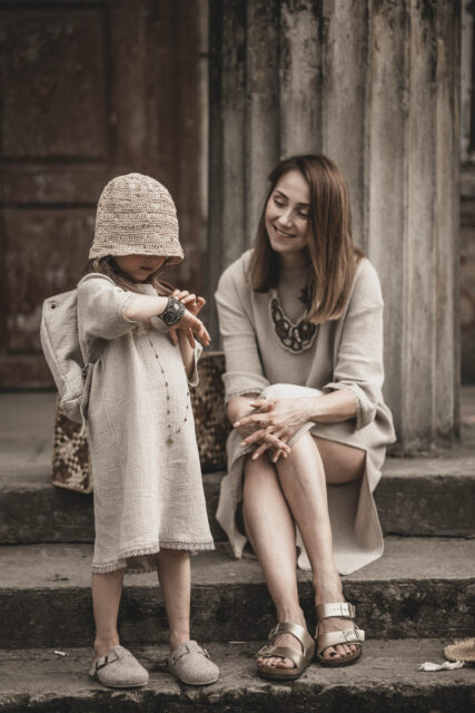 Sukienka lniana dla dziewczynki z koronką w stylu boho