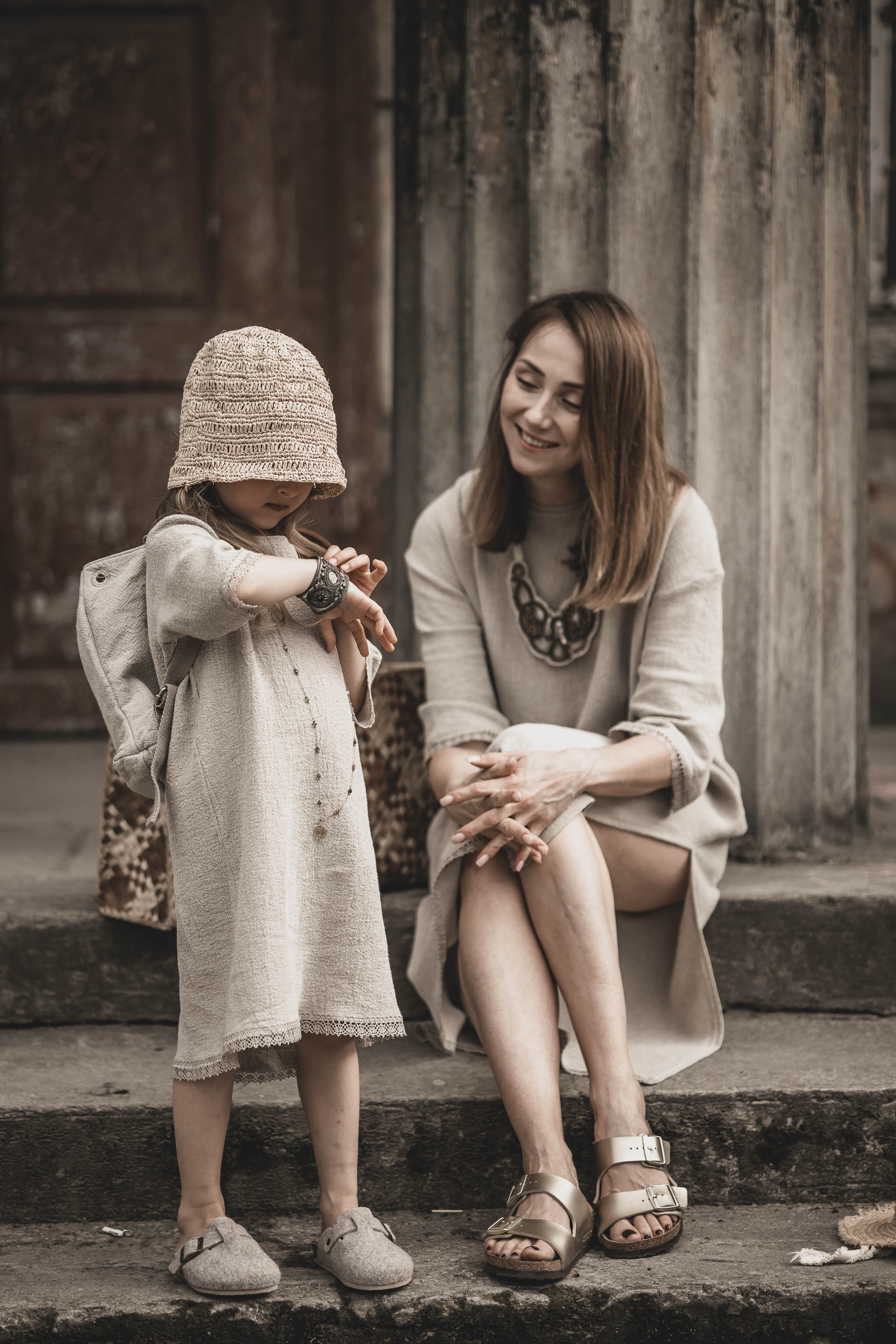 Sukienka lniana dla dziewczynki z koronką w stylu boho