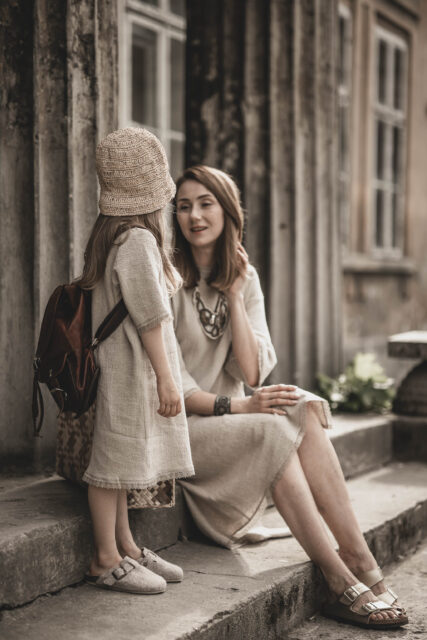Sukienka lniana dla dziewczynki z koronką w stylu boho