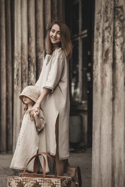 Sukienka lniana dla dziewczynki z koronką w stylu boho