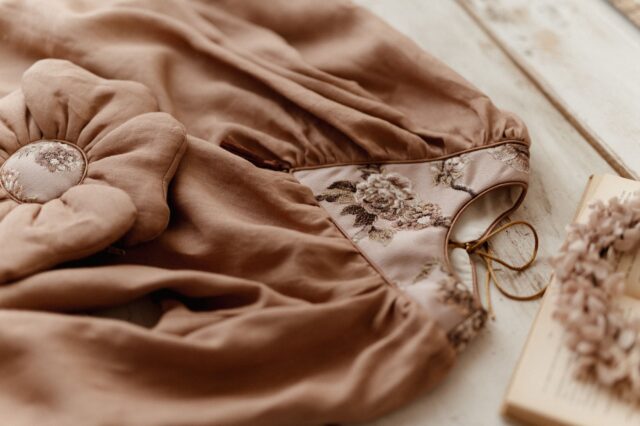 Sukienka retro lniana kwiaty żakard Marysia kokos