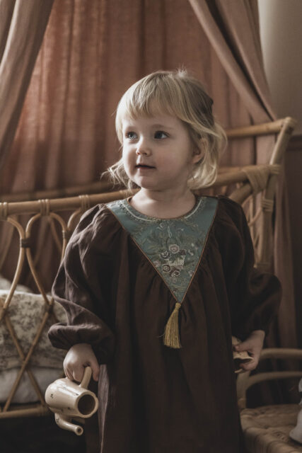 Vintage lniana sukienka brąz żakard dla dziewczynki Marysia