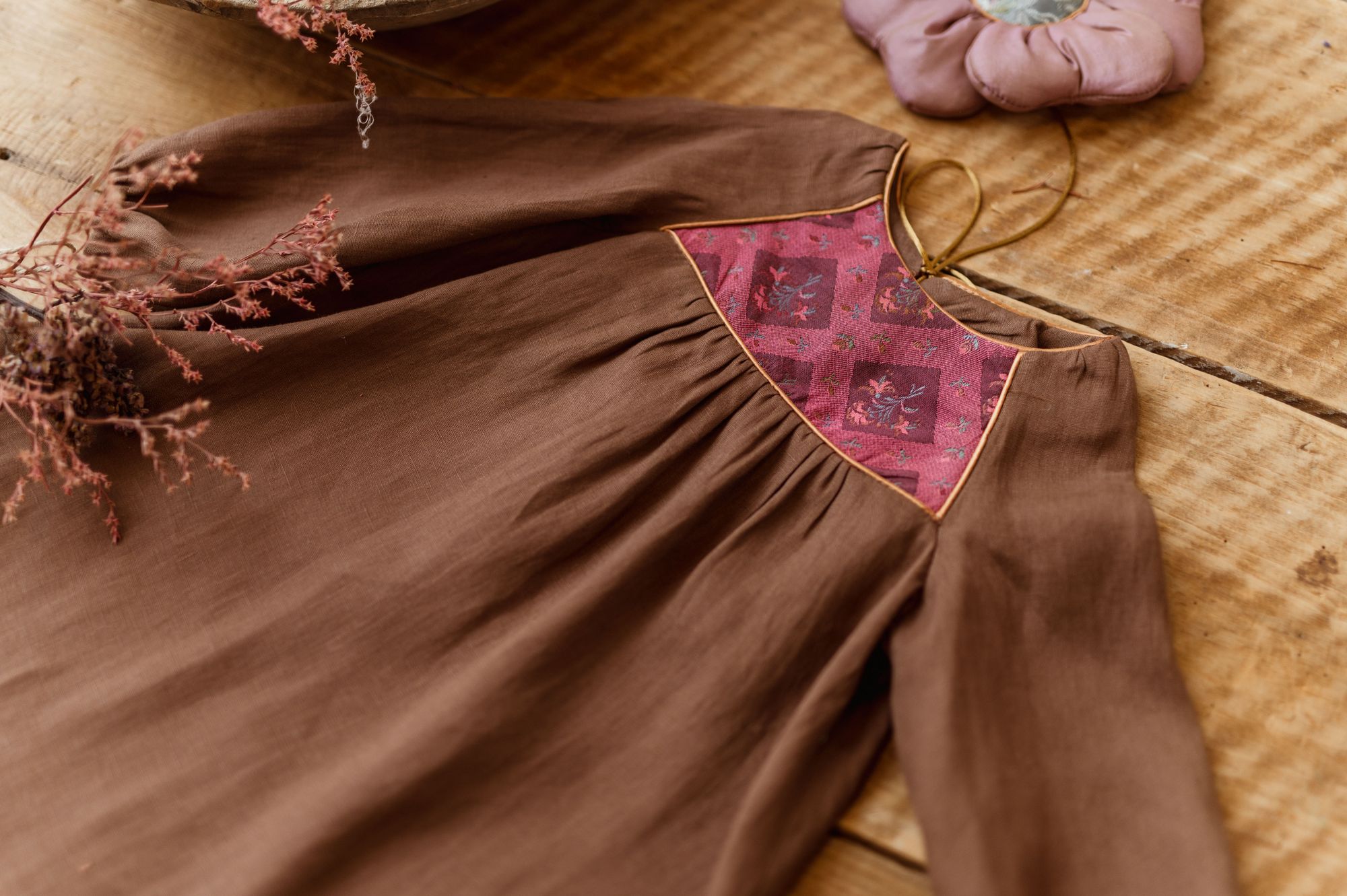 Vintage sukienka brązowa z różowym żakardem 5-10 lat blanka rose