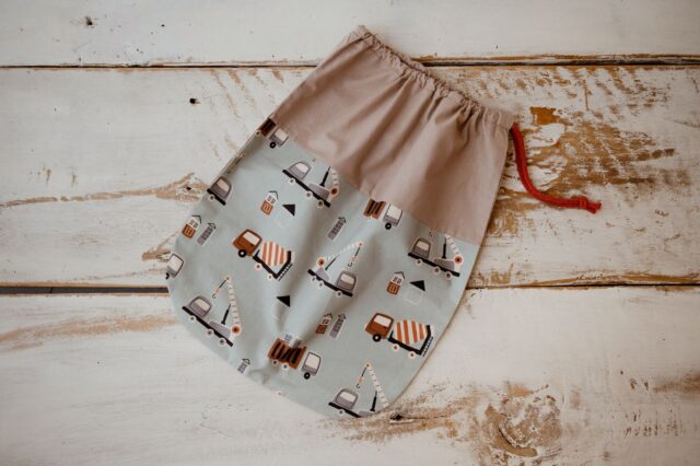 Woreczek do przedszkola bawełniany na rzeczy zamienne i buciki auta miętowe beż