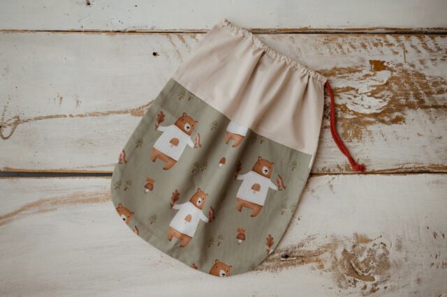 Woreczek do przedszkola bawełniany na rzeczy zamienne i buciki misie zielone