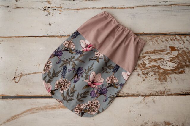 Woreczek w kwiatuszki do przedszkola na rzeczy zamienne i buciki w ogrodzie