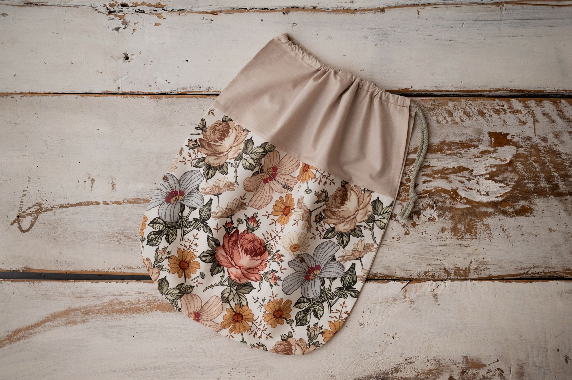 Woreczek w kwiaty do przedszkola bawełniany na rzeczy zamienne i buciki retro natural
