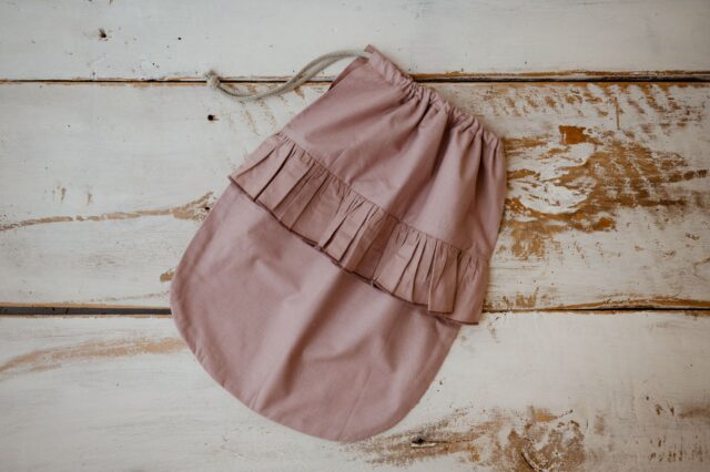 Woreczek z falbanką różowy do przedszkola na rzeczy zamienne