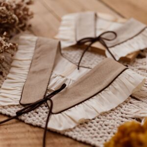 Zawiązywany kołnierzyk z falbanką dla dziecka Antonina średni beż