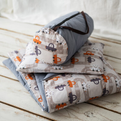 Kocyk do&nbsp;przedszkola dla chłopca 120×160 cm samochody