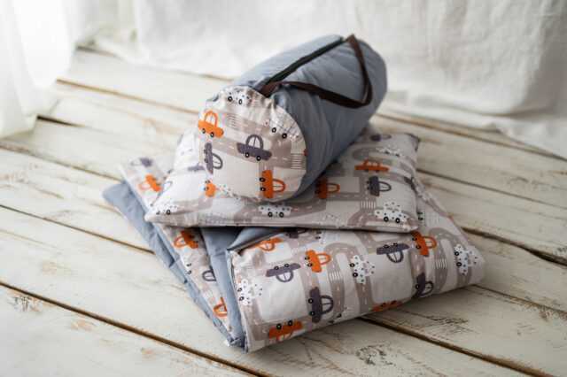 Kocyk do przedszkola dla chłopca 135×100 cm samochody