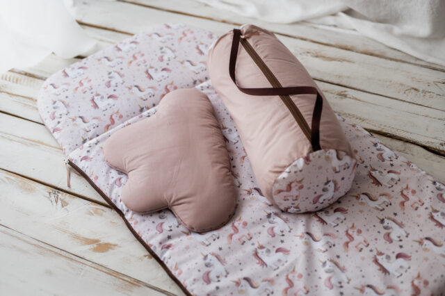 Różowy śpiworek  do przedszkola dla dziewczynki 140×75cm jednorożce