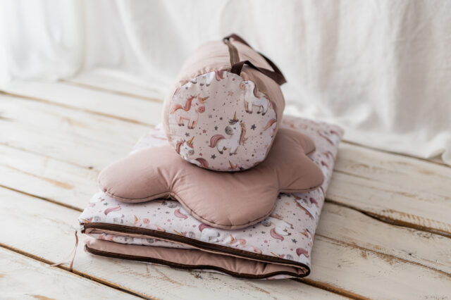 Różowy śpiworek  do przedszkola dla dziewczynki 140×75cm jednorożce