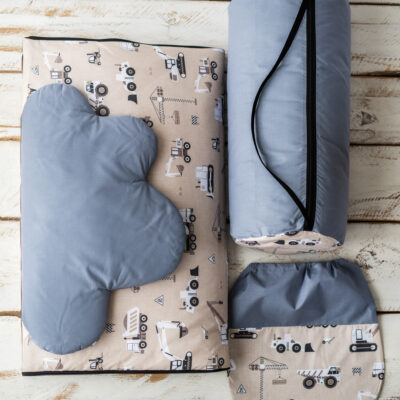 Śpiworek dla chłopca do&nbsp;przedszkola 120×60cm koparki beż