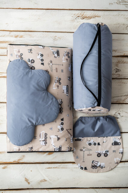 Śpiworek dla chłopca do przedszkola 140×75cm koparki beż denim
