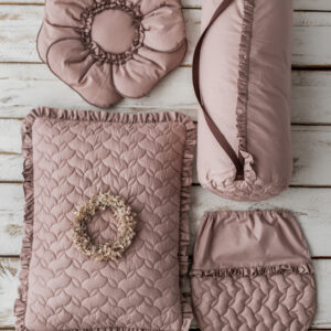 Kocyk dla dziewczynki do przedszkola różowy pikowany falbanki