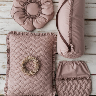 Kocyk dla dziewczynki do przedszkola różowy pikowany falbanki