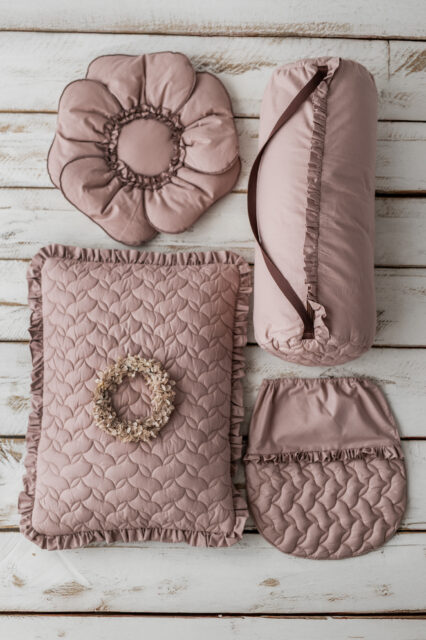 Kocyk dla dziewczynki do przedszkola różowy pikowany falbanki