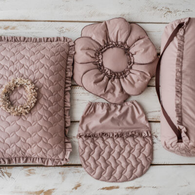 Kocyk dla dziewczynki do przedszkola różowy pikowany falbanki