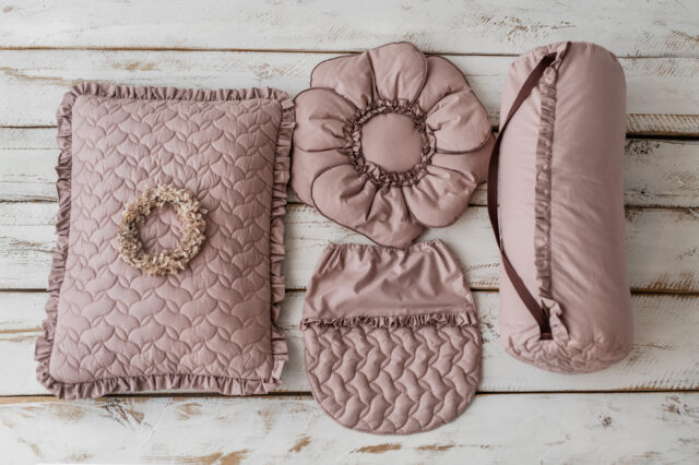 Kocyk dla dziewczynki do przedszkola różowy pikowany falbanki