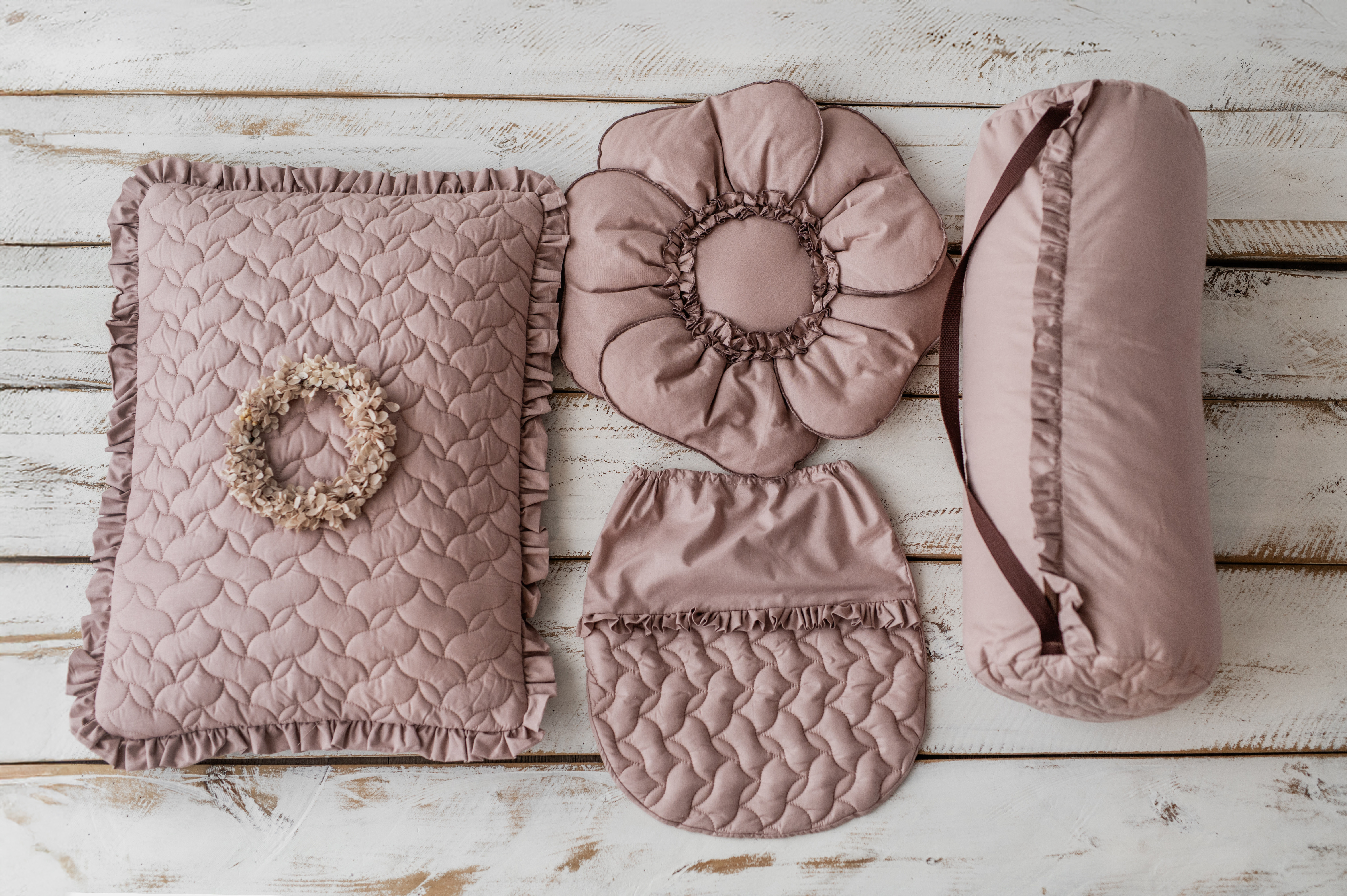 Kocyk dla dziewczynki do przedszkola różowy pikowany falbanki