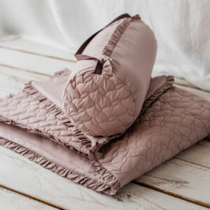 Kocyk dla dziewczynki do przedszkola różowy pikowany falbanki