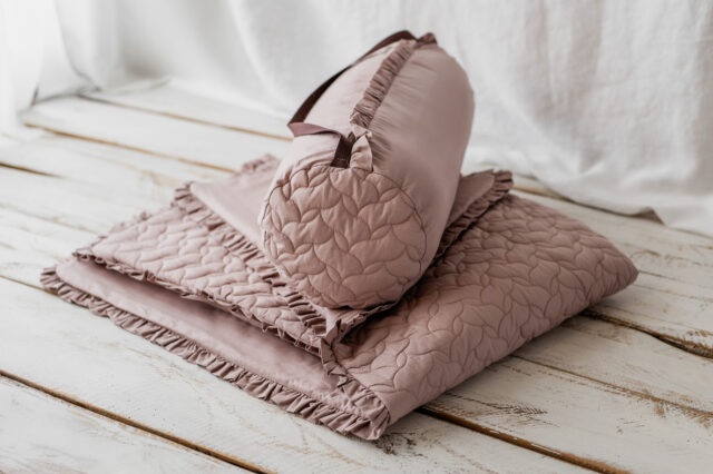 Kocyk dla dziewczynki do przedszkola różowy pikowany falbanki