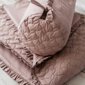 Kocyk dla dziewczynki do przedszkola różowy pikowany falbanki